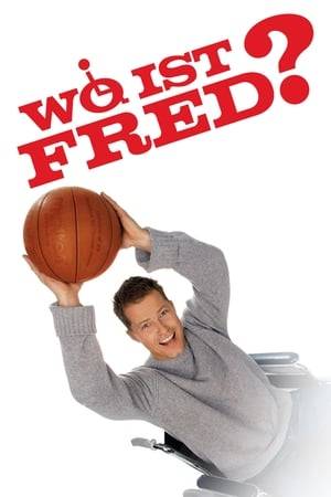In order to catch a basketball from the favorite team of his girlfriend's spoiled son, Fred poses as a numb, wheelchair-bound fan. But when he catches the ball, he also catches the attention of young, attractive filmmaker Denise, who wants to feature an invalid fan in an image film for the team. Fred has to keep playing his role, while real invalid and really furious fan Ronny might call his bluff at any moment. Worse, still, love sets in...