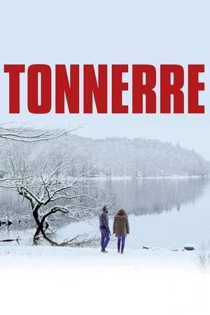 The story of Maxime, a 33-year-old musician, who has come to find refuge in his father’s home in the town of Tonnerre. There he will have the joy and the bad luck of meeting Mélodie, a 21-year-old girl trapped by her love for her childhood sweetheart. One and the other will not experience the same story at the same time, which will trigger a series of incidents.