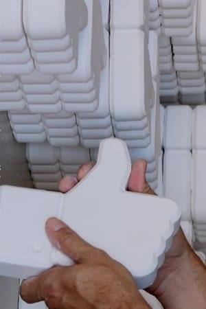 Engagement Rate Formula is a video in which Melis proposes a serial production of social media 'Like' icons made out of plaster material. Once the 500 Likes have been reached, they are packed in boxes to be sent by post to the Moira refugee camp on the island of Lesbos, Greece.
