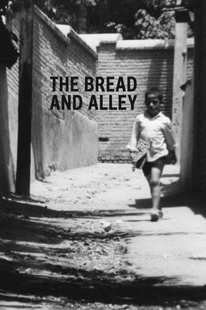 Returning from an errand to buy bread, a boy finds a menacing dog blocking his way through the alley he must go down to get home. Frightened by the dog's barking, he asks various passers-by for help but no-one pays him any attention, and he must find a solution all by himself: he throws the dog a piece of bread and, while the animal is devouring it, he continues on his way home.