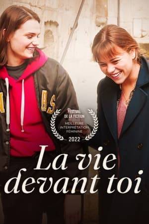 Violette, 16, a promising young swimmer, has decided to live her homosexuality openly. Supported by her loving parents, she blossoms and fall in love with Lisa. While it's more difficult for Lisa to show her true feelings, they're going to experience the joy of first love together. But when Violette is assaulted in the street while they were holding hands, their relationship takes a dramatic turn.