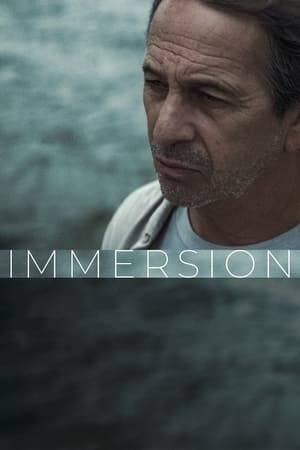 A father and his two daughters are sailing in a lake when they encounter a pair of shipwrecked men. They say to be looking for someone they lost and ask for help to find him. This begins a tense search in which the father suspects he is held hostage.